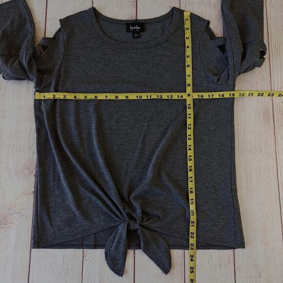By & By charcoal gray lattice sleeve tie front top sz L - Picture 8 of 9
